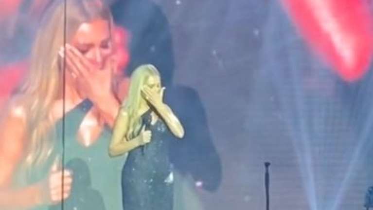 Νατάσα Θεοδωρίδου: Ξέσπασε σε κλάματα πάνω στη σκηνή - "Τραγουδήστε εσείς", είπε στο κοινό