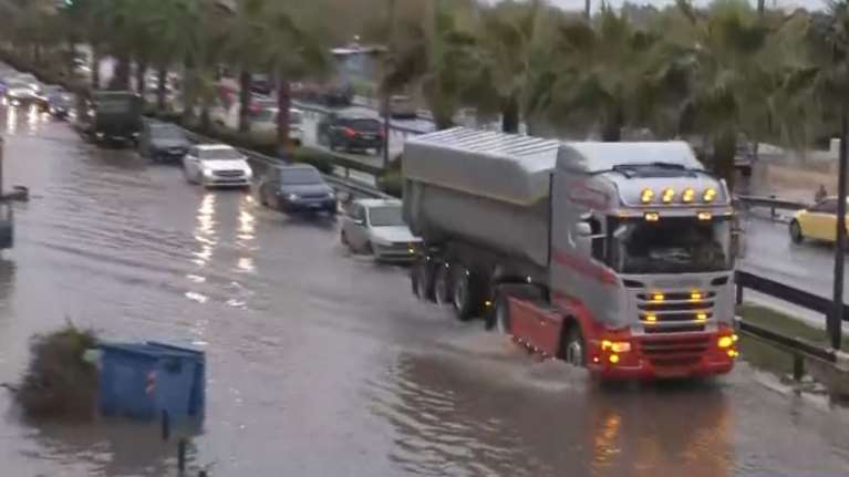 Κακοκαιρία: Πλημμύρισε η λεωφόρος Ποσειδώνος από την ισχυρή βροχόπτωση - Προβλήματα στην κυκλοφορία [βίντεο]