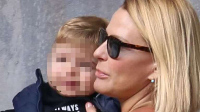 Τζένη Μπαλατσινού: Στο μάθημα κολύμβησης του τρίχρονου γιου της με μαρινιέρα και denim τζάκετ