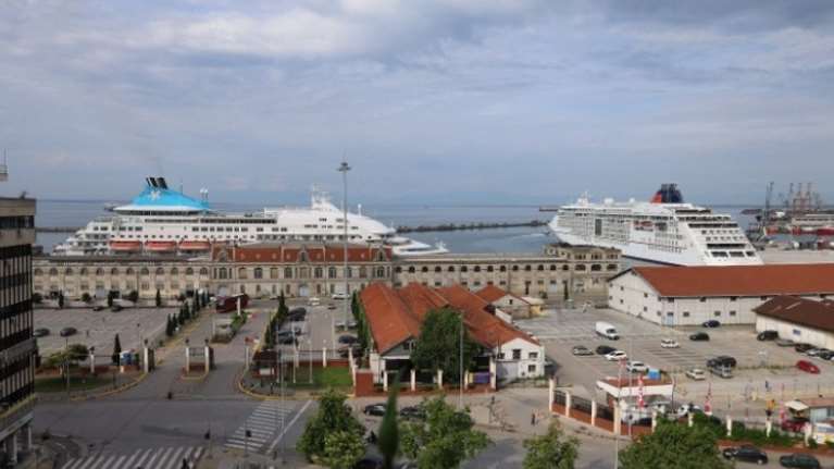 Σπάνιο θέαμα στη Θεσσαλονίκη: Για πρώτη φορά δύο κρουαζιερόπλοια δεμένα στο λιμάνι της πόλης [εικόνες, βίντεο]