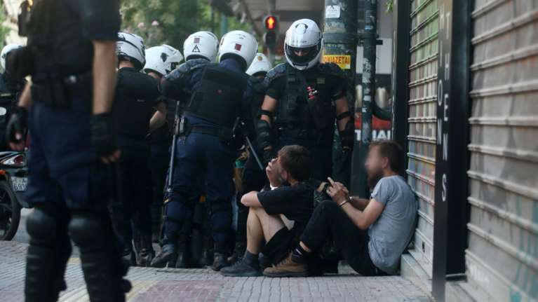 Ελεύθεροι οι συλληφθέντες για τα επεισόδια στην ΑΣΟΕΕ- Με όρο να μην… ξαναπάνε  στα Εξάρχεια