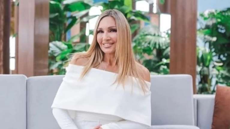 Η Ελένη Πετρουλάκη με total white look: Η παντελόνα που έκανε τη διαφορά