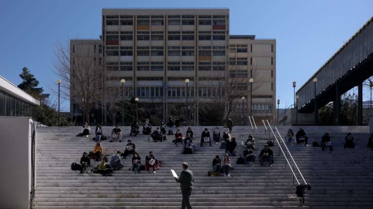 Δια ζώσης μαθήματα στα σκαλοπάτια του ΕΚΠΑ με πρωτοβουλία του φοιτητικού συλλόγου της Φιλοσοφικής [Εικόνες]