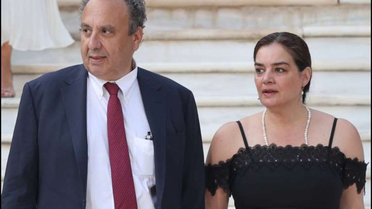 Η Γωγώ Μπρέμπου με κροσέ μαύρο φόρεμα στη Σίφνο - Το σπάνιο στιγμιότυπο από τις διακοπές της