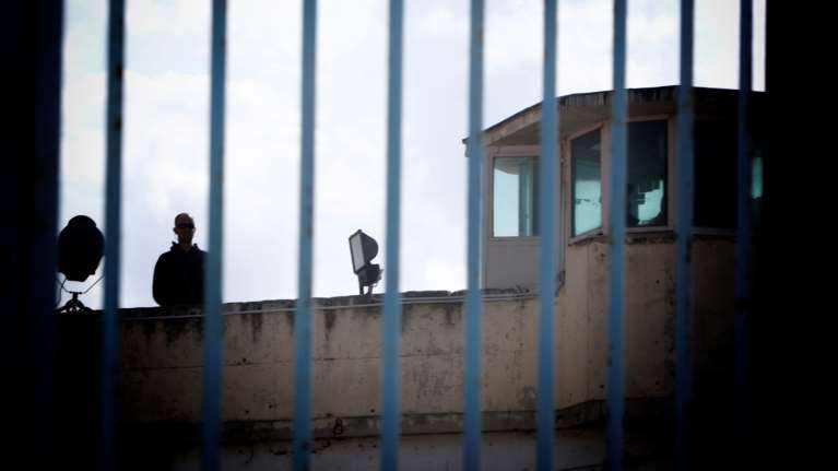 Ρόδος: Προφυλακίστηκε ο 47χρονος που προσπάθησε να σκοτώσει με μαχαίρι τη σύζυγό του γιατί του ζήτησε να χωρίσουν