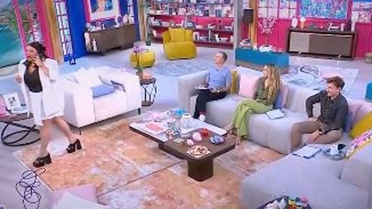 Δανάη Μπάρκα: Την πήρε τηλέφωνο η Βίκυ Σταυροπούλου και έφυγε από το πλατό - Aποσβολωμένοι οι συνεργάτες της