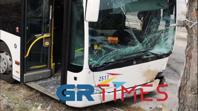 Τραγωδία στη Θεσσαλονίκη: ΙΧ συγκρούστηκε με λεωφορείο - Ένας νεκρός και τρεις τραυματίες [Βίντεο]