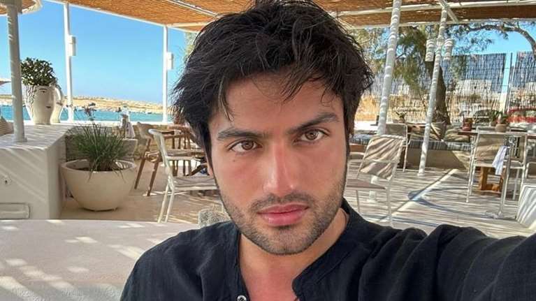 Ο Δημήτρης Σχοινάς στην κουζίνα του σπιτιού του: Δείχνει μία εύκολη σάλτσα για μακαρόνια - Το viral βίντεο στο TikTok