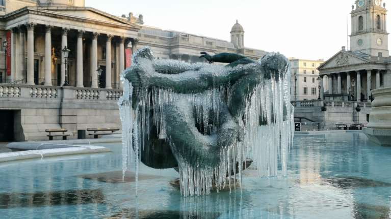 Σιβηρικό κύμα ψύχους στη Βρετανία: Στους -23 το θερμόμετρο - Πάγωσε το συντριβάνι στην Τραφάλγκαρ [Εικόνες]