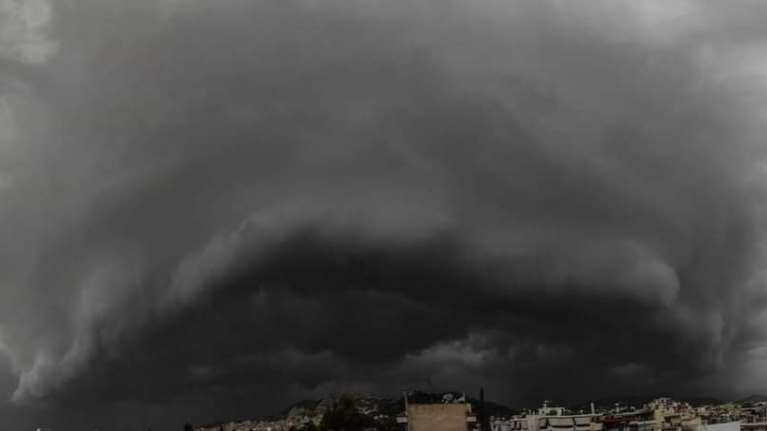 Καιρός: Πού θα χτυπήσουν &quot;ηλεκτρικές&quot; καταιγίδες τις επόμενες ώρες- Έριξε ήδη &quot;καρέκλες&quot; στην Κοζάνη [Βίντεο]