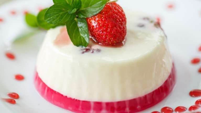 Πανακότα με σιρόπι και ζελέ φράουλας: Δροσερό, γρήγορο και πανεύκολο γλυκάκι