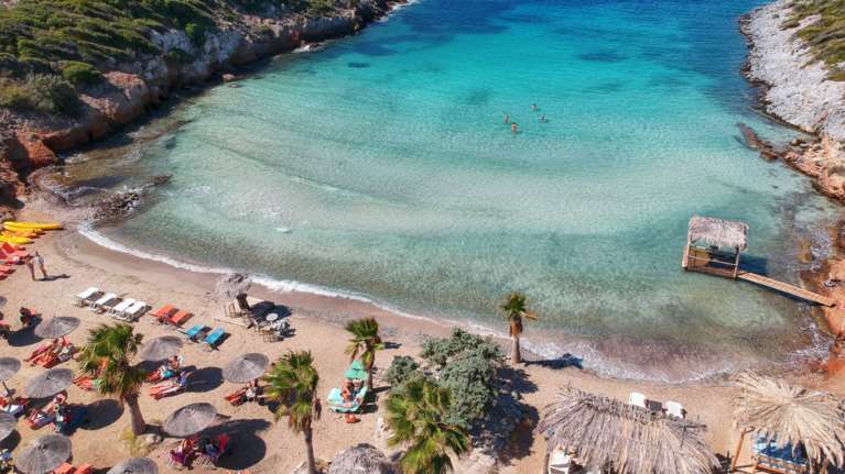 Αυτό είναι το νησί του Αιγαίου με τις ομορφότερες και πιο καθαρές παραλίες, σύμφωνα με διεθνή ΜΜΕ