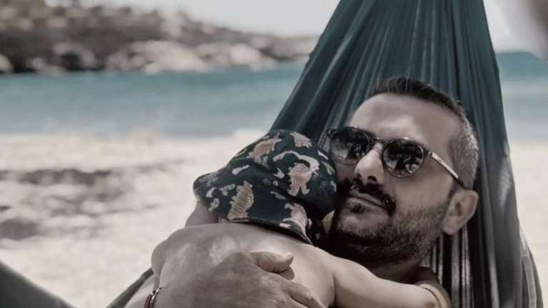 Ο Λεωνίδας Κουτσόπουλος παίζει πιάνο με τον γιο του, Κίμωνα: Το αγαπημένο του παιδικό τραγούδι