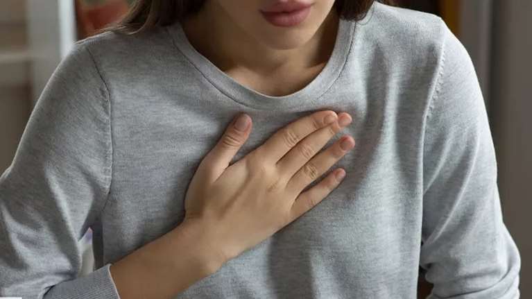 Κάψιμο στο στήθος: Είναι καούρα ή κάτι πιο σοβαρό; Πώς να το αναγνωρίσεις;