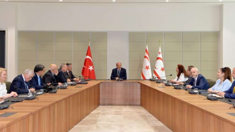 Μέλος του ΠΣ του ΠΑΣΟΚ σε εκδήλωση του Τατάρ: Η αντίδραση της Χαριλάου Τρικούπη και το επικριτικό σχόλιο Μαρινάκη