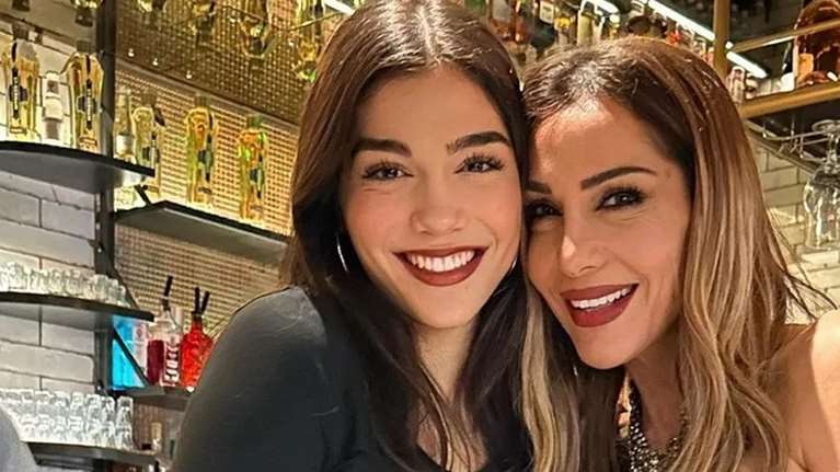 Η Μελίνα Νικολαΐδη φτιάχνει τσουρέκια μαζί με τη μητέρα και τις φίλες της, στο πιο αστείο βίντεο που θα δεις σήμερα