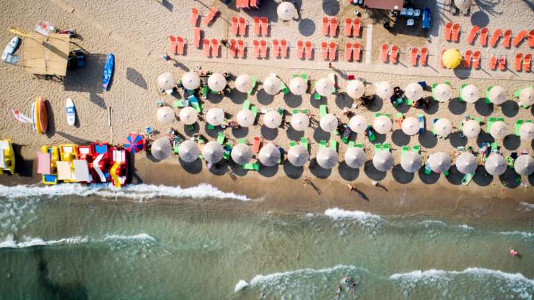Στις 15 Μαΐου ανοίγουν οι οργανωμένες παραλίες - Τη μέρα ορόσημο για τον τουρισμό
