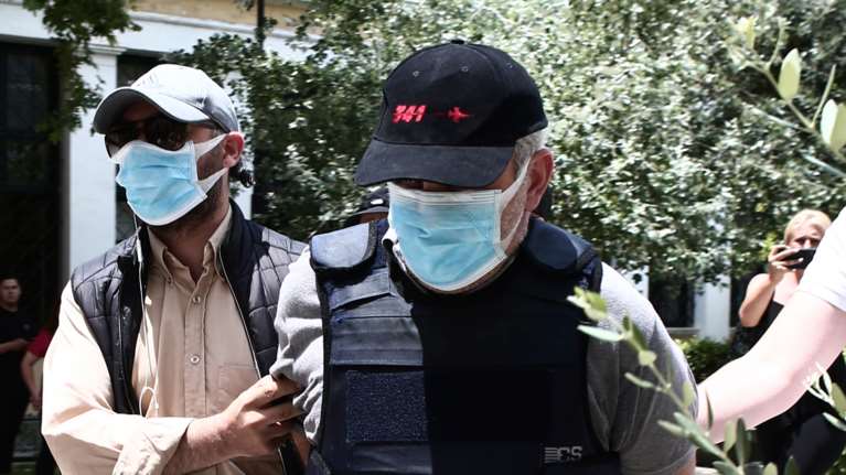 Χαμός στη δίκη του ψευτογιατρού - &quot;Εσπασε&quot; την καραντίνα και εμφανίστηκε στο δικαστήριο