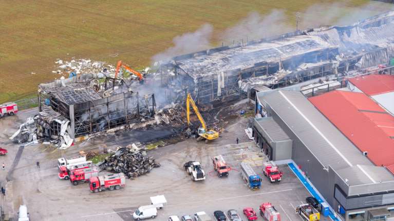 Σταμάτησαν οι έρευνες στο εργοστάσιο της "Βιολάντα" υπό τον φόβο νέας έκρηξης