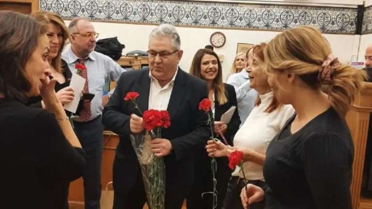 Κόκκινα γαρύφαλλα  και μία κάρτα του ΚΚΕ από τον Δ. Κουτσούμπα στις γυναίκες δημοσιογράφους, με αφορμή την 8η Μάρτη