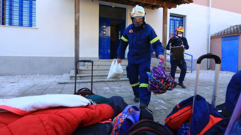 Σεισμός Ελασσόνα: Οι πυροσβέστες επέστρεψαν στο σχολείο στο Δαμάσι και μάζεψαν τις τσάντες των μαθητών [Εικόνες]