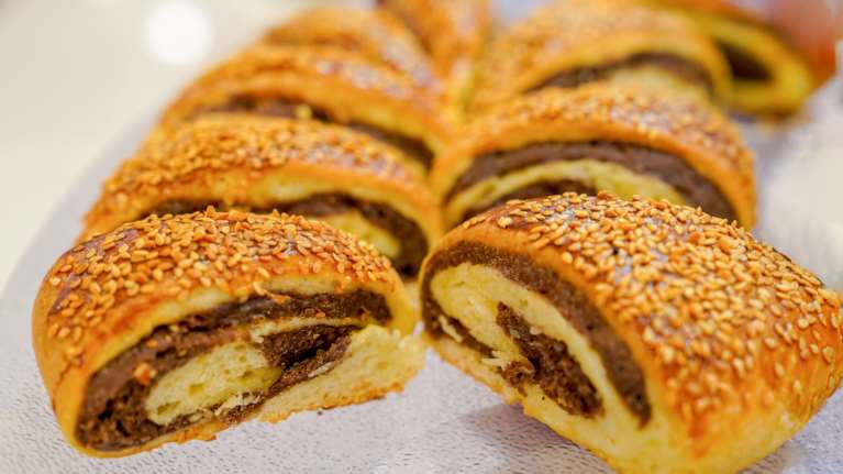 Μίνι κουλούρια Θεσσαλονίκης με καβουρδισμένο σουσάμι και πραλίνα