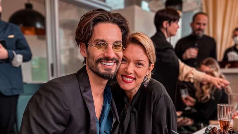 Η Βίκυ Καγιά γιόρτασε στο σπίτι της &amp; ο Γιώργος Καράβας της χάρισε ένα απίθανο τσιφτετέλι