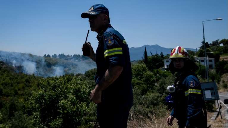 Φωτιά στην Περαχώρα Κορινθίας - Στη μάχη με τις φλόγες 25 πυροσβέστες