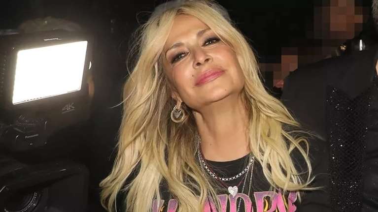 Η Άννα Βίσση έγινε νονά με total white look: Η εμφάνιση με λευκό κοστούμι