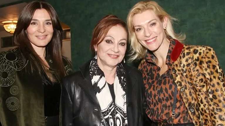 Χαμογελαστή η Φιλαρέτη Κομνηνού λίγο πριν γίνει γιαγιά