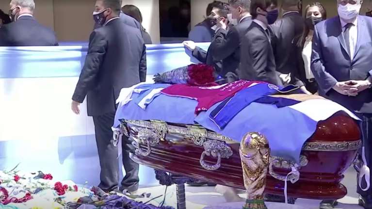 Παγκόσμια συγκίνηση για τον Μαραντόνα: Δείτε live το λαϊκό προσκύνημα στην Casa Rosada