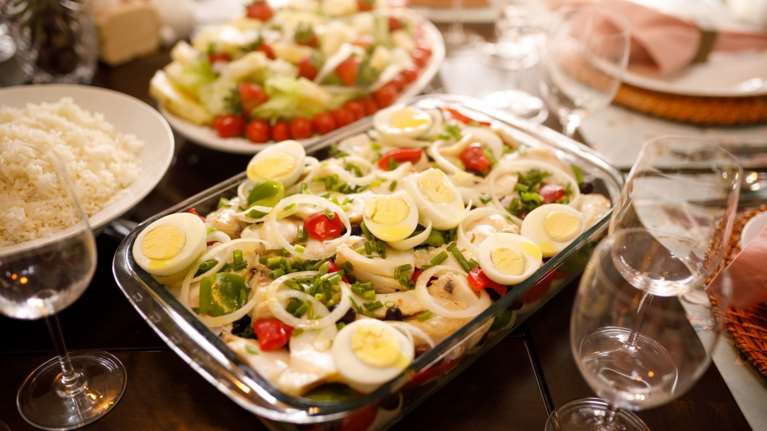 Η πιο νόστιμη σαλάτα για το πασχαλινό τραπέζι: Σε ψωμί στεφάνι, χρωματιστή και πολύ γευστική