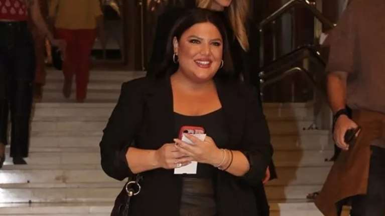 Στο θέατρο η Δανάη Μπάρκα: Πώς συνδύασε την ψηλόμεση μίνι φούστα της;