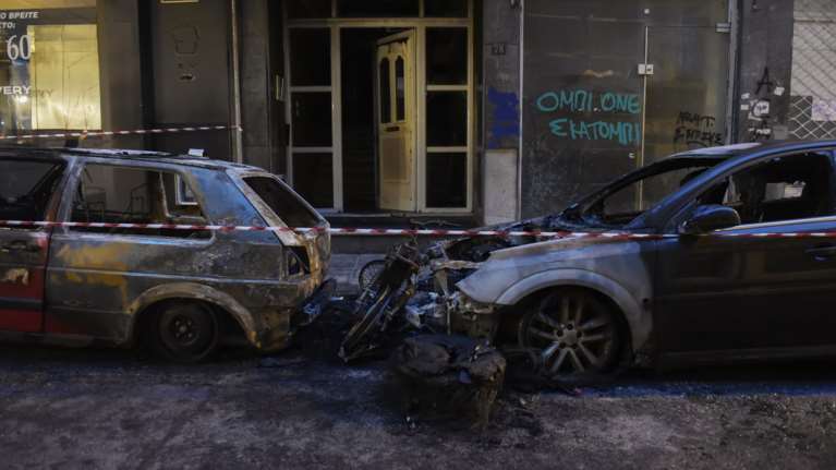 Εμπρηστική επίθεση στη Θεσσαλονίκη - Έκαψαν δύο ΙΧ και μία μηχανή [εικόνες]