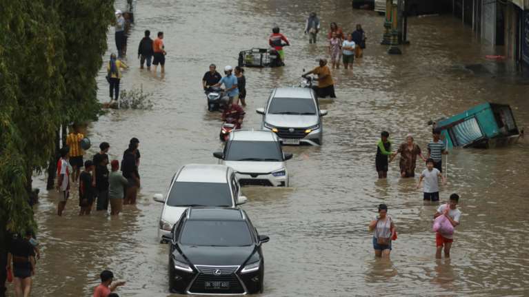 Πλημμύρες στην Ινδονησία: 950 νεκροί, πάνω από 270 αγνοούμενοι, 5.000 τραυματίες [εικόνες - βίντεο]