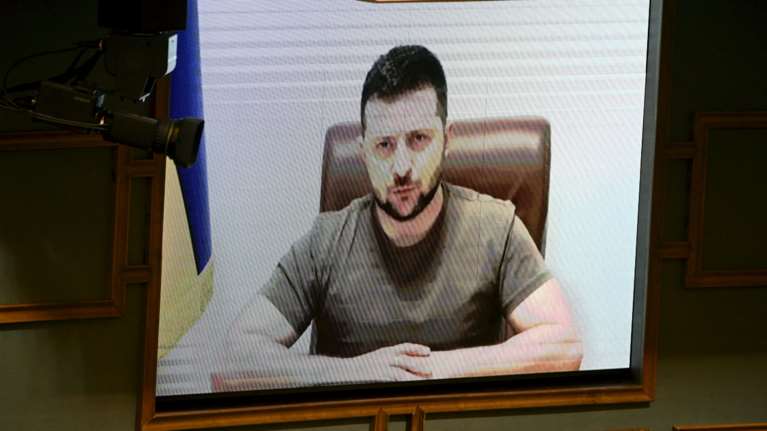 Ο Ζελένσκι ζητά από τη διεθνή κοινότητα βαρύ οπλισμό και πρόσθετες κυρώσεις στη Μόσχα