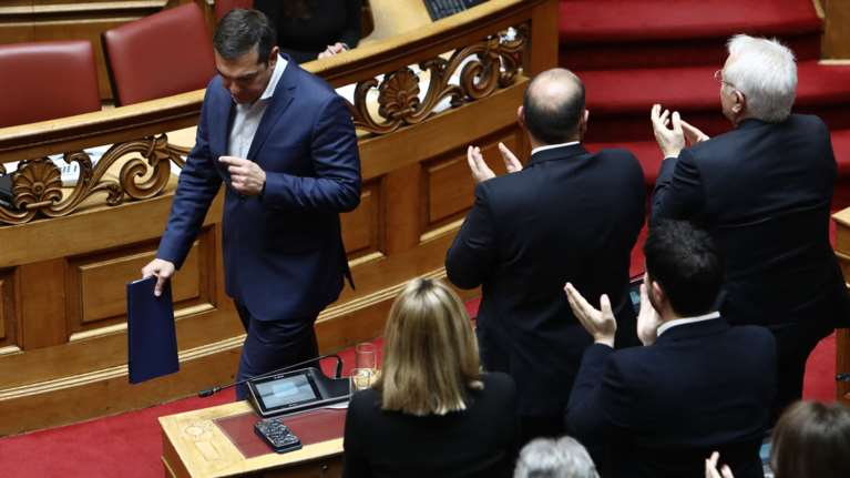 Σκληρή επίθεση Τσίπρα σε Μητσοτάκη στη δευτερολογία του - Γιατί διέκοψε την αγόρευσή του και κατέβηκε από το βήμα