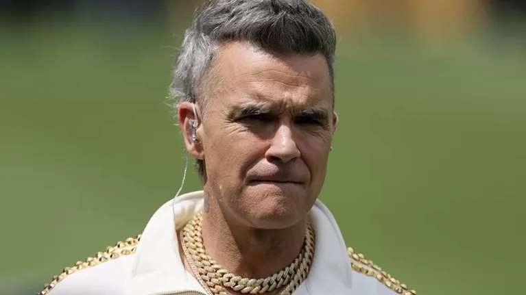 &quot;Είμαι τρομοκρατημένος στη σκηνή&quot;: Ο Robbie Williams αποκαλύπτει ότι ζει με σύνδρομο Tourette - Τι είναι;