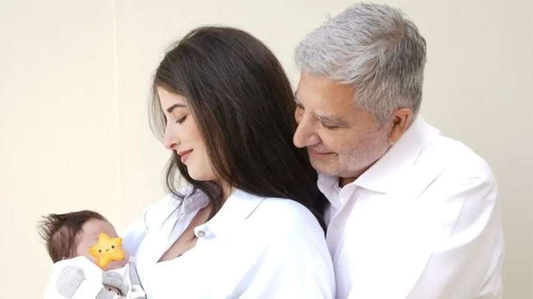 Στην Παναγιά της Τήνου ο Γιώργος Πατούλης με το νεογέννητο και τη Νάνσυ Κοιλού