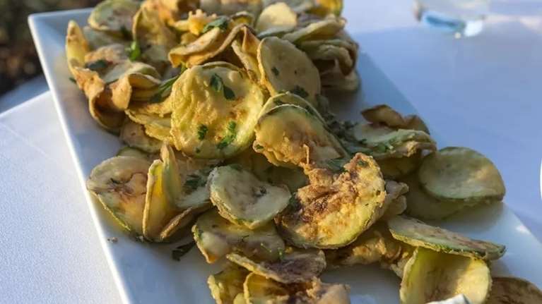 Σαν τηγανητά: Συνταγή για τα πιο τραγανά κολοκυθάκια στον φούρνο