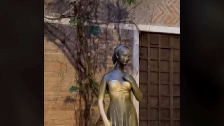 Απίστευτο: Άγαλμα της Ιουλιέτας στην Ιταλία έχει φθαρεί από το πολύ &quot;χούφτωμα&quot; [ΒΙΝΤΕΟ]