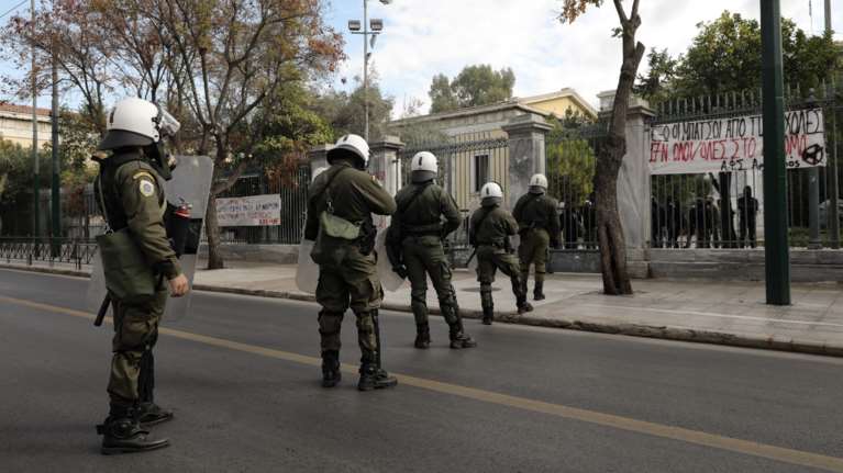 ΣΥΡΙΖΑ, ΚΚΕ και ΜέΡΑ25 διαμαρτύρονται για την απαγόρευση των συναθροίσεων - Αν και η ΕΛΑΣ ανακοίνωσε χαλάρωση των μέτρων...