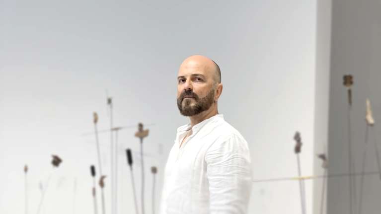 ΠΝΟΗ: Ο Μιχάλης Δέλτα εμπνέεται από το πρωτοποριακό έργο του Takis