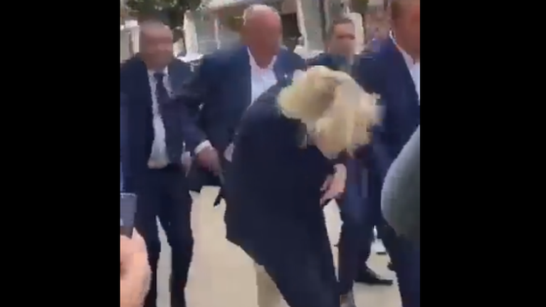 Le Parisien: Πέταξαν αβγά στη Μαρίν Λεπέν - Υβρεις για την ακροδεξιά πολιτικό και τη μητέρα της [Βίντεο]