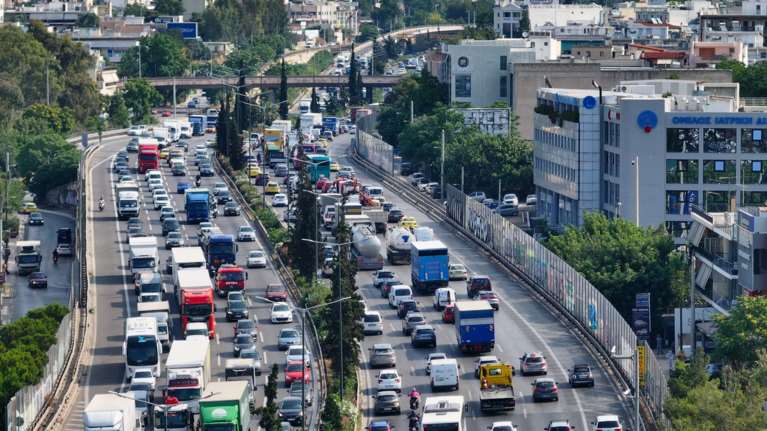 Δημόσια έργα ή Δημόσια συγκοινωνία: Η ερώτηση των πολλών δισεκατομμυρίων ευρώ και οι λύσεις για την Αττική Οδό