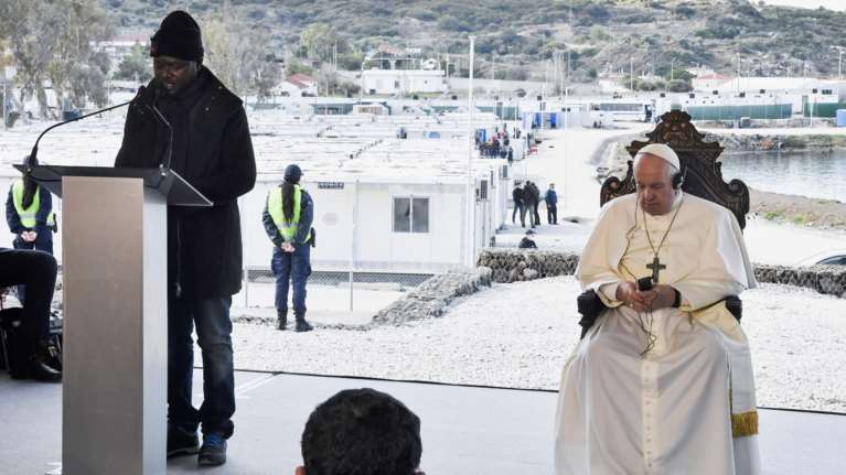 Μυτιλήνη: Το θερμό καλωσόρισμα στον Πάπα Φραγκίσκο από πρόσφυγα στο Καρά Τεπέ [Βίντεο]