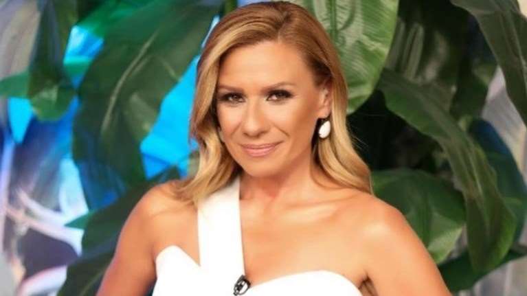 Η Κατερίνα Καραβάτου ποζάρει με τα παιδιά της στην πρώτη τους ημέρα στο σχολείο