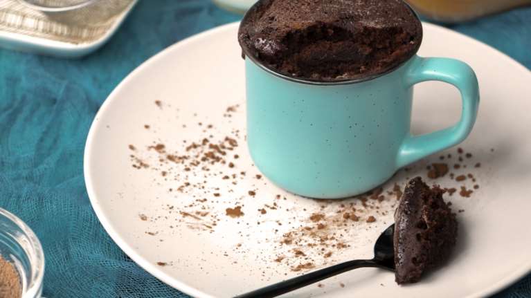 Συνταγή: Mug cake με 4 υλικά και χωρίς ζάχαρη - Ξεχειλίζει σοκολάτα