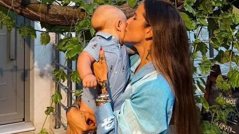 Εριέττα Κούρκουλου Λάτση - Ο γιος της έγινε 8 μηνών και η μαμά του τιμά την ημέρα με μία σπάνια φωτογραφία από το μαιευτήριο