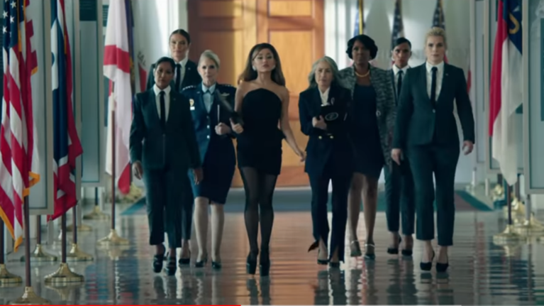 Πρόεδρος των ΗΠΑ η... Αριάνα Γκράντε - Δείτε το βίντεο του νέου της single &quot;Positions&quot;